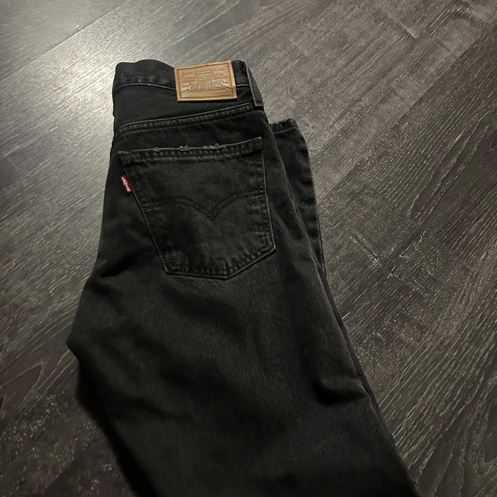 Säljer dess super snygga mide waist Levis jeans i storlek 26 då jag tycker dom ser förkorta ut på mig som är 1,74. använda en gång så dom är helt nya😊. Jeans & Byxor.
