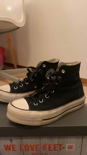 Converse  - Säljer mina Converse för kommer inte till användning längre har bytt skosnören på de men de är inte jätte slitna bara smutsiga så säljer de för 300kr ordinarie pris: 919kr