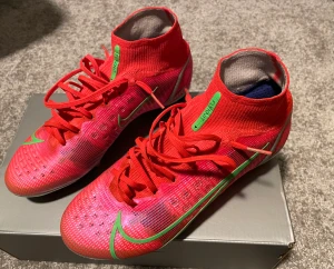 Nike mercurial supefly 8 elite ag - Säljer mina nya Nike Superfly 8, elite AG, storlek 40,5 pga för små för mig. Använda 4 träningar. 
