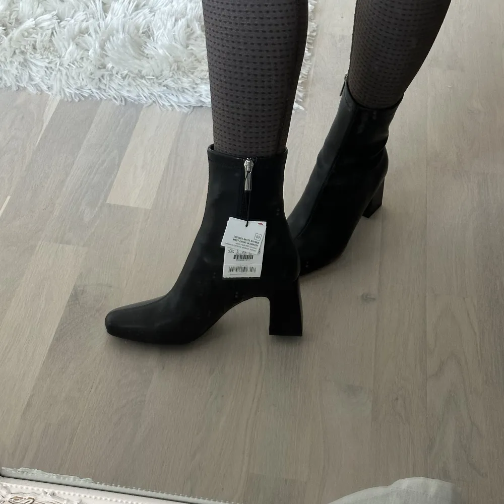 Boots från Bershka. Aldrig använda. Storlek 37. Perfekt höst sko. . Skor.