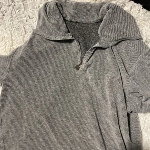 Grå långärmad med dragkedja  - använt en gång då jag hade velat ha en större storlek💗finns en minifläck på högra armen, bild kan skickas vid behov 