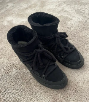 Inuikii skor - Säljer mina svarta inukiis som är använda en vinter, men i väldigt fint skick🧸 Nypris är 3000kr