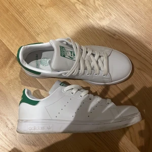 Sam Smith adidas sneakers - Säljer nästa helt nya Sam Smith sneakers. Knappt använda 