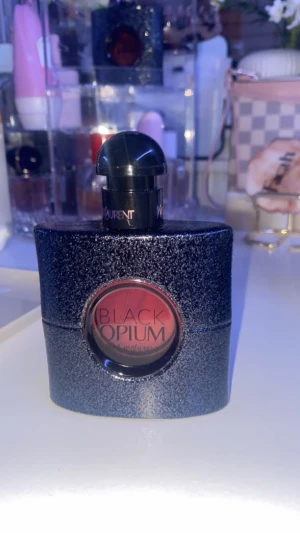 Parfym Black opium  - Hej, säljer Yves Saint Laurent Black opium 50 ML. Den är oanvänd, fick den som present men har redan sån:) Säljer den för 579, (79 kr kommer gå åt frakten). Hör gärna av vid frågor eller intresse 💕💕