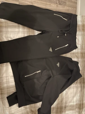 Prada tracksuit Storlek M - Aldrig använd passade inte mig var för liten Storlek M