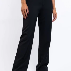 Högmidjade kostymbyxor- Nova black - Super fina byxor, köpte för ca2 månader sen. Använt få tal gånger pga, fel storlek, har köpt rätt storlek nu och säljer dessa! Nypris 600kr Mitt pris 450kr