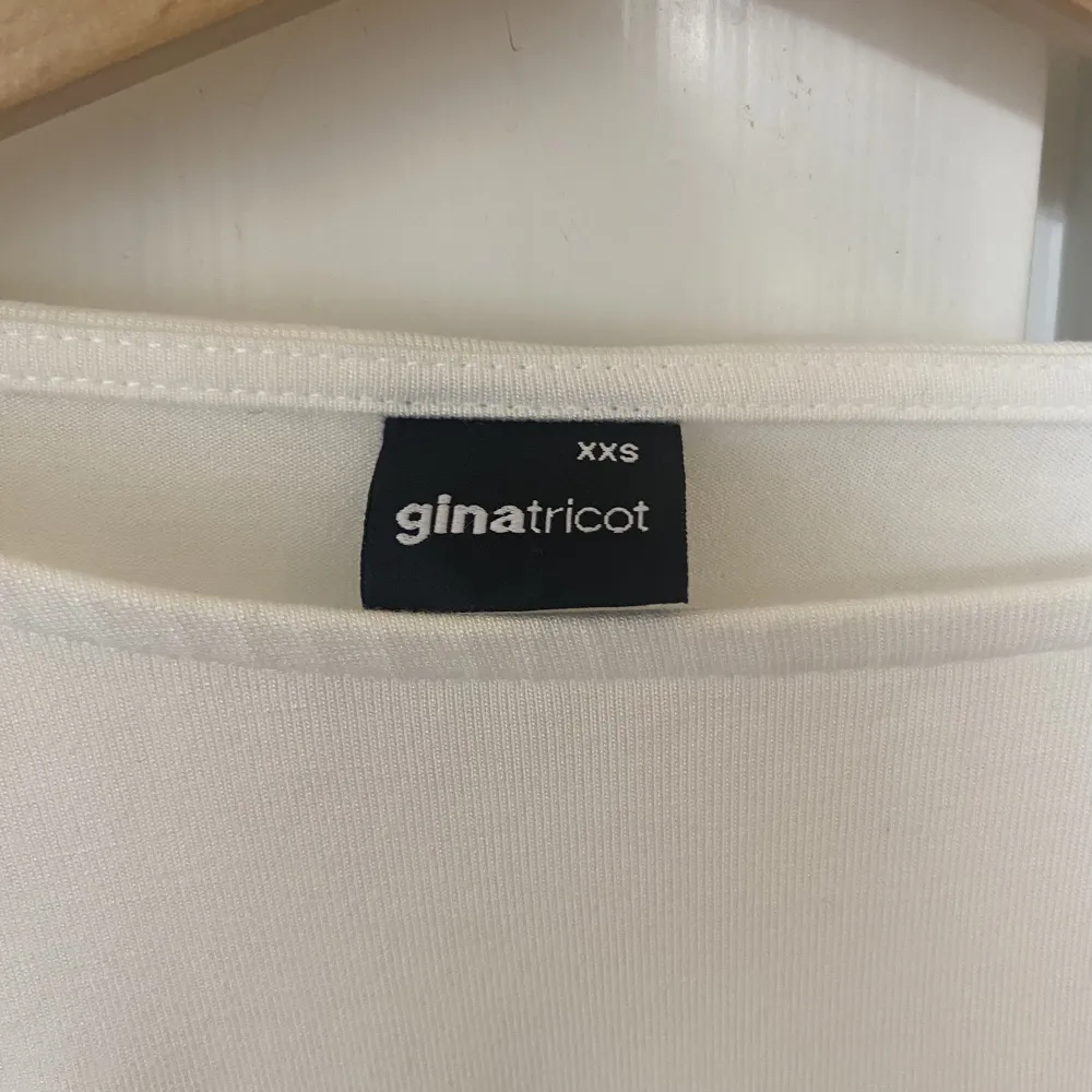 Jag säljer min långsmale vit tröja från Gina, ändrat använd en gång🙌🏼🙌🏼🙌🏼. Tröjor & Koftor.