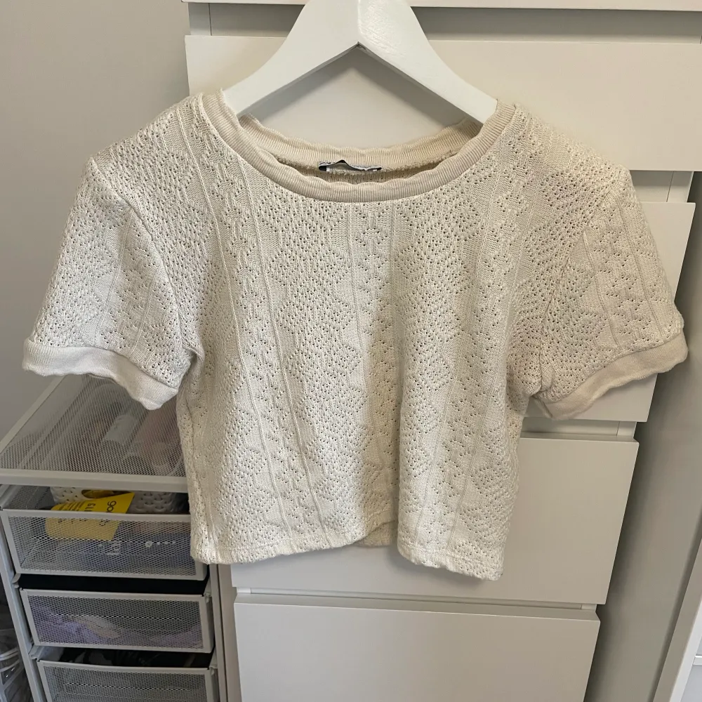 Så fin Zara topp som inte är använd mer än 3 ggr💕. T-shirts.