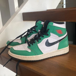 Air Jordan 1 - Skitcoola Jordans som inte jag använder längre!! Orginal pris 4000. Passar storlek 39/40. (Kommer tvätta rent som dom är vita där nere sen