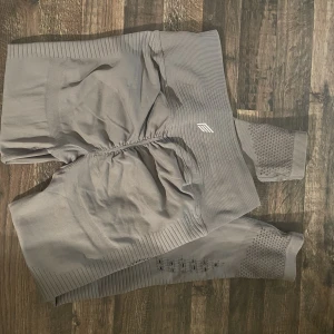 Träningstights  - Träningstights med scrunch. Använda 1 gång. Kontakta vid frågor!🩷 nypris 749kr.