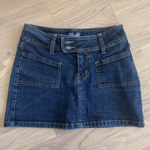 Jeanskjol - Så galet fin jeanskjol i mörk blå färg från märket angels. Älskar denna men den är tyvärr för liten för mig.