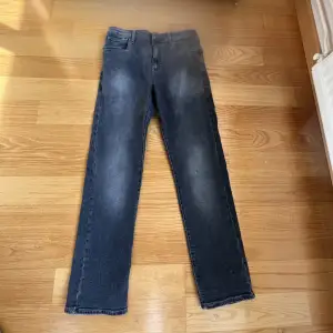 Helt oanvända jeans från ASOS, köpte fel storlek😑 Pris går att diskuteras🤙🏾🤙🏾