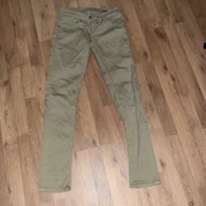 Dondup - Säljer dessa beigea dondupen. Jätte fint skick och väldigt väldigt sparsamt använda. 