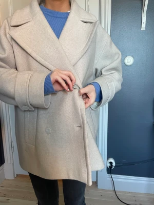 Vinter kappa - Vit ull kappa från massimodutti, knappt använt! Perfekt till vintern!