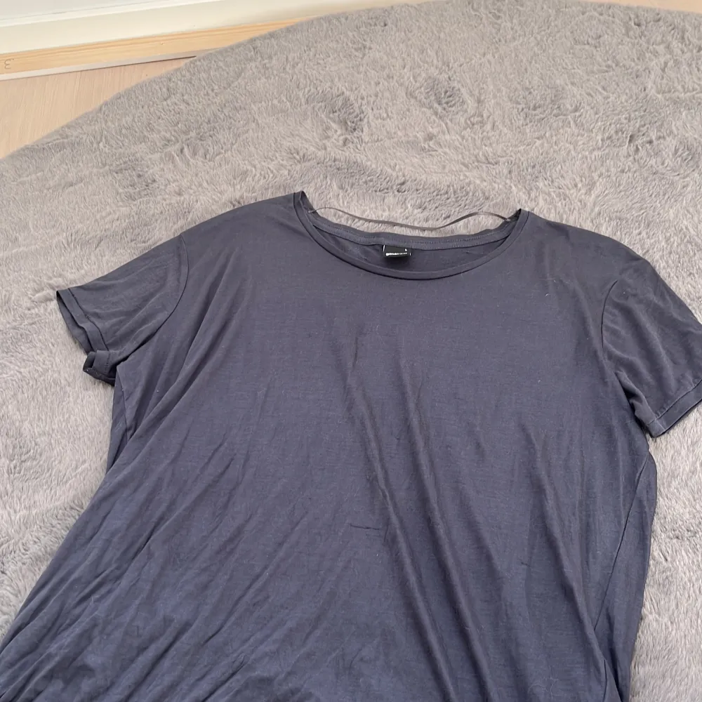 Gina t shirt storlekL men skulle säga att den passar perfekt till en M!💕. T-shirts.