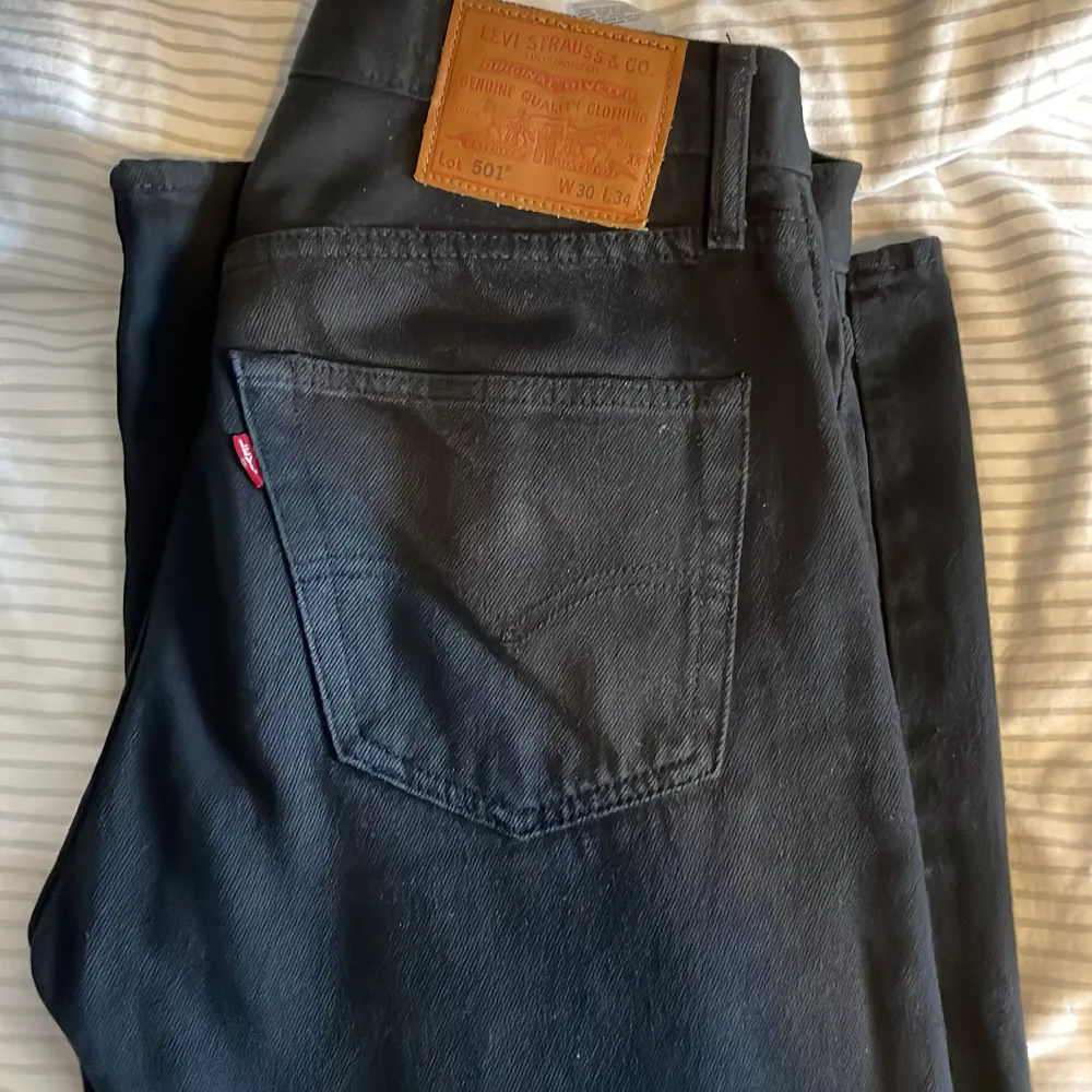 Storlek 30-34. Använda 2 gånger. Eftersom de satt dåligt på mig. Därför nyskick och inga fel. Dm för mer bilder. Obs du betalar frakt 📦 . Jeans & Byxor.