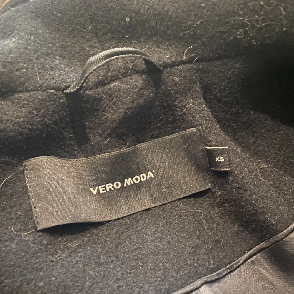 Säljer nu denna väldigt fina kappa från Vero Moda. Köpt här på Plick för ca 1 månad sedan.Väldigt fint skick!. Jackor.