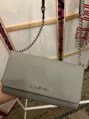 Michael kors väska  - Grå väska med silver kedja🩶 Får plats med mycket