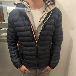 Moncler jacka - Säljer min moncler jacka i rätt så bra skick, skulle säga 7,5/10. Storlek 3, skulle säga att den passat bäst om man är runt 175-185. Hör gärna av er om ni har fler frågor!
