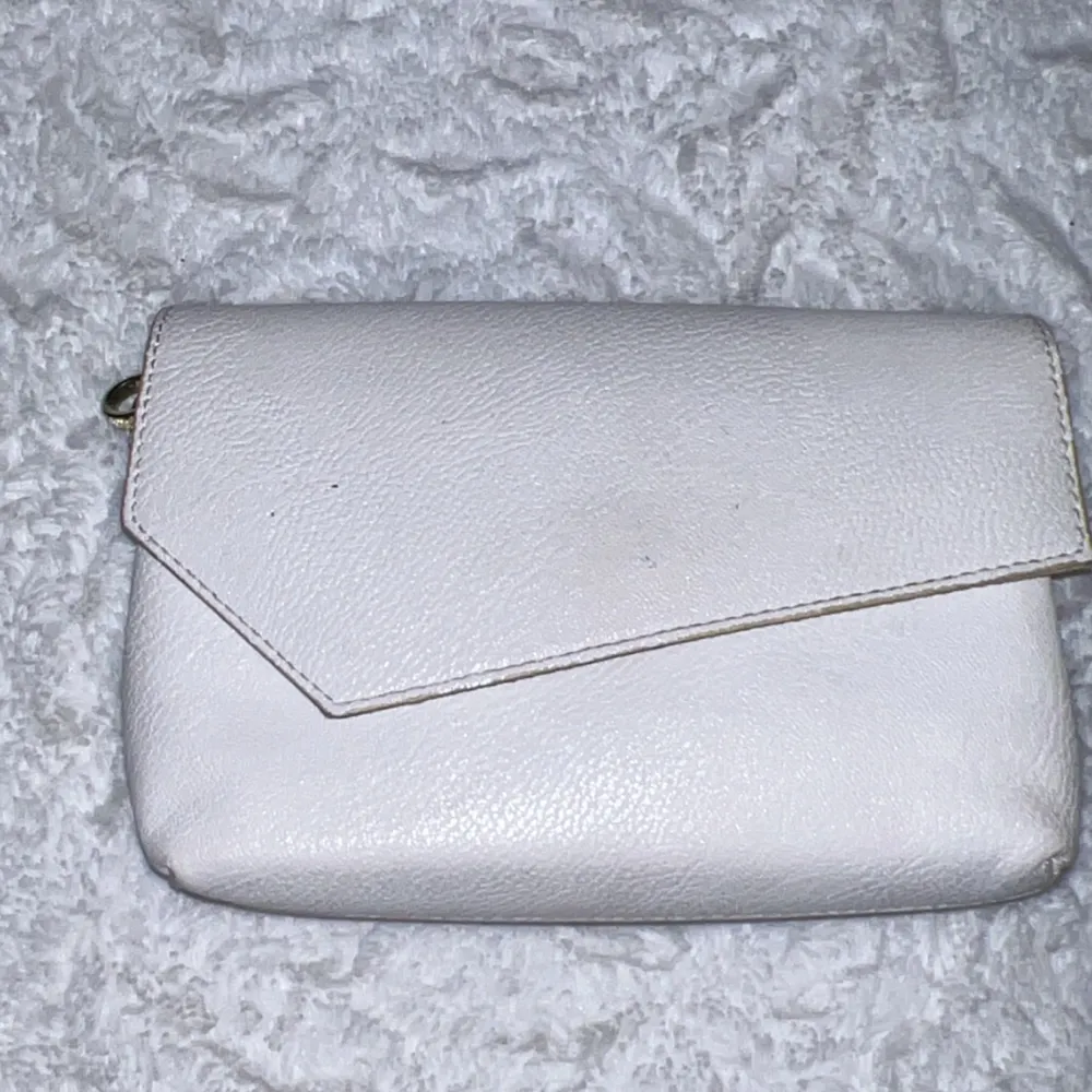 Liten vit väska från don Donna, använt skick (lite smutsig men går att fixa) . Väskor.