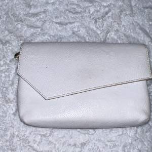 Liten vit väska från don Donna, använt skick (lite smutsig men går att fixa) 