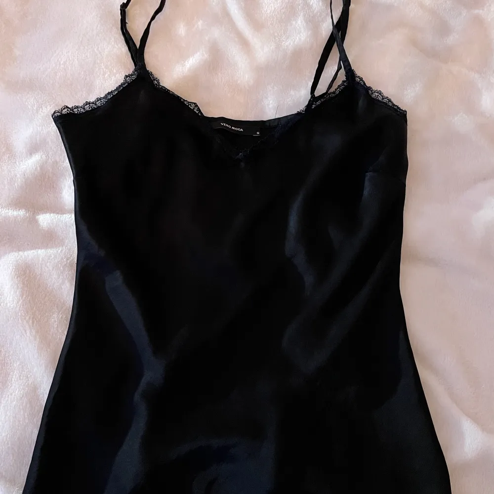Ett svart sammet linne med spets från vero Moda i storlek S. Säljer pga att den inte passar mig längre. Köparen står för frakt och pris kan diskuteras💕någon tråd har gått upp lite, be om bild ifall du är intresserad:). Toppar.