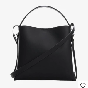 Väska - Mango - Helt oanvänd väska från Mango, köpt för Zalando för 419 kr. Säljer för 300 kr eller bud 🦋