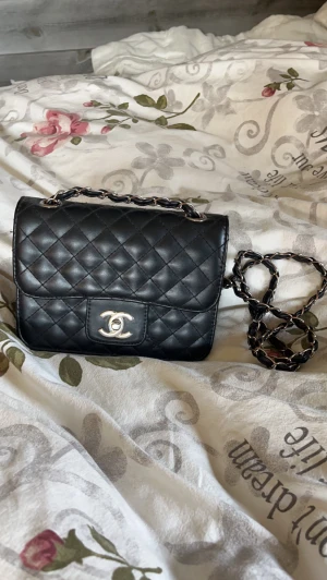 Väska - Säljer denna eftersom den inte kommer till användning. Knappt använd och i gott skick