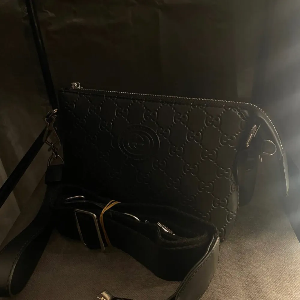 En elegant Gucci väska som jag skulle kalla en unisex väska som du både kan ha som en hand väska och axelväska, till kommer även med band.. Väskor.