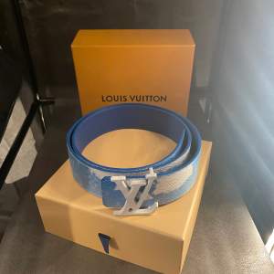 Ny skick Louis Vuitton LV Shape vändbara bältesmoln Med box och dustbag tyvärr inget kvitto dmp! Använd 4 gånger vid endast speciella tillfällen 