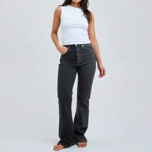 Jättesnygga svarta boot flare jeans från Bikbok. Inga skador, fläckar mm. Använda enstaka gånger.  Storleken är slutsåld online. 