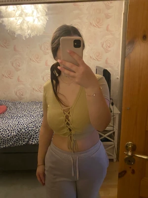 T-shirt - T-shirt med snörning från new yorker i storlek M💛