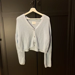 Zara - Zara kofta från barnavdelningen. Gammal fast i bra skick. Stor i storleken. 