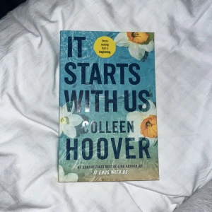 Bok  - Säljer den extremt populära it starts with us boken! En efterföljare av it ends with us! Den är nyköpt och bara läst av mig så i perfekt skick! 🙏🏼❤️Sjukt bra bok