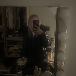 Calvin Klein jacka - Calvin Klein jacka som knappt använd som i nyskick💕💕 Nypris är 2159