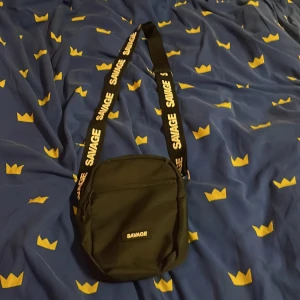 Axelremsväska med 3 dragkedje fack - Jag har knappt användt den. O jag vill bli av med den.