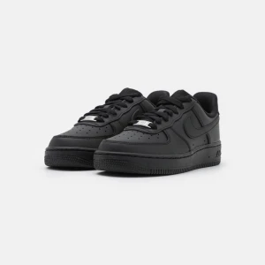 Nike air force  - Säljer mina Nike air force då de är för stor, lite nött bak i skon å lite solblek på märket bak (se sista bilden) , annars fint skick 😊