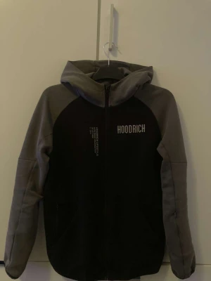 Hoodrich kofta - Fick den som present för nästan ett år sen har använt den ungefär 4-5 gånger sen har jag inte använt den mer för att den inte passar mig Den är i storlek S men passar mer som M Denna modellen går inte att köpa mer för att den inte säljs längre. 