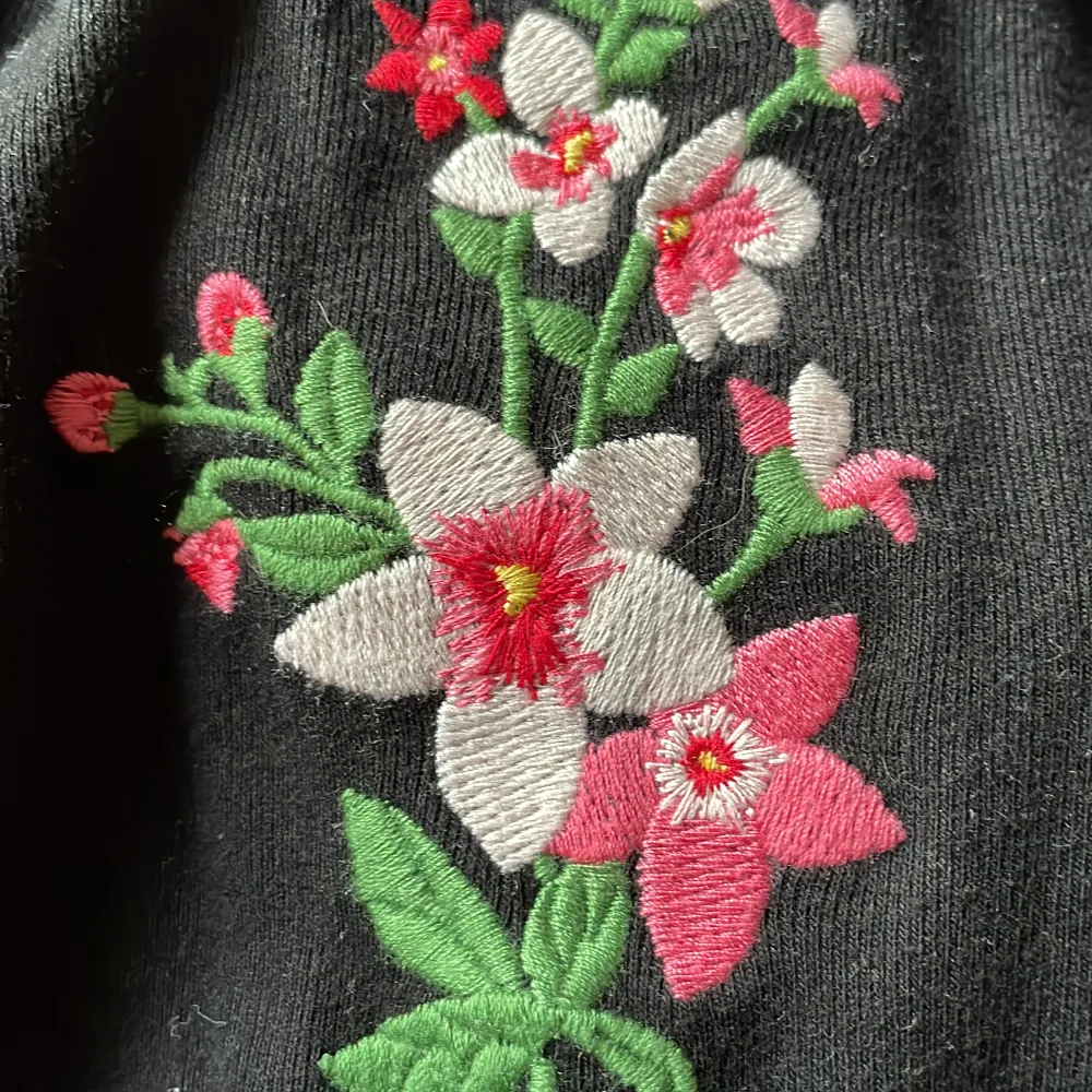 Fin croppad huvtröja med broderade blommor. Fint skick! ✨ Skriv gärna för mer info/bilder och använd gärna köp nu! ✅. Hupparit & Collegepaidat.