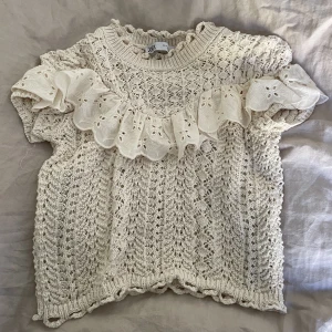 Stickad topp - Säljer denna super fina stickade topp från zara. Använda fåtal gånger så är i jätte bra skick 