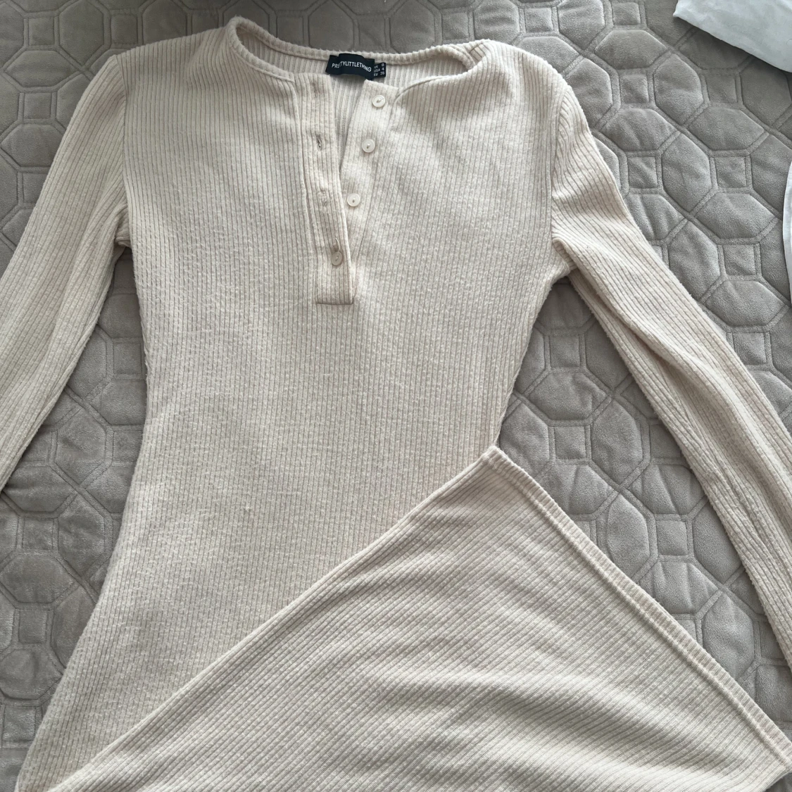 Pretty little thing midi klänning 