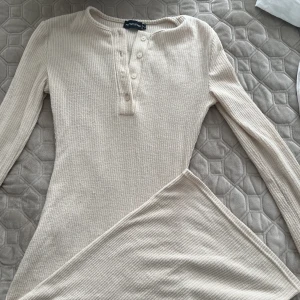 Pretty little thing midi klänning  - En ribbad beige/vit klänning, ett skönt och strechigt material men har tyvärr aldrig kommit till användning.