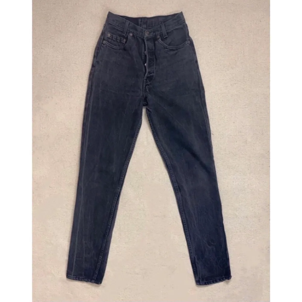 Midja: ca 64cm Innerben: 71cm Så fina äkta vintage Levis 501 jeans som är made in USA från 90-talet 🤩Hög midja, slim/skinny fit, 100% bomull & knappgylf. Köpta för 1500kr från London, aldrig använda eftersom storleken inte passar mig. Perfekt skick ✨. Jeans & Byxor.