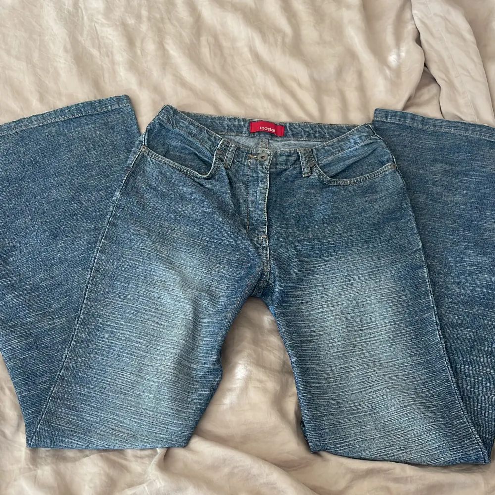 Såå snygga jeans som tyvärr är alldeles för små för mig😓 Midjemått: 66cm Innerben: 78cm. Jeans & Byxor.