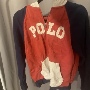 Hoddie från ralph lauren - Super fin och skön. Är i 14-16 år storlek, men passar som en xs. 