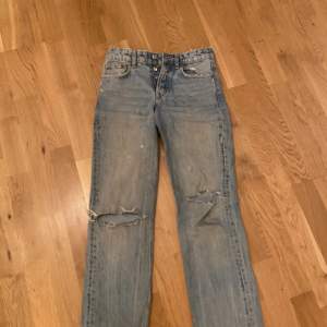 Zara jeans mid rise i storlek 32🌸säljer pågrund av att de är för små, priset kan diskuteras