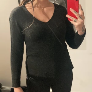 Tunn stickad tröja  - Tunn, stickad tröja. Stretchig. Använd ett fåtal gånger. Storleksmärkt xs men den passar också mig som är S-M.