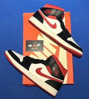 Jordan 1 Gym Red  - Jordan 1 Gym Red  Cond - 8/10 Storlek - 43 Pris - 999kr ”FRI FRAKT” 🚚📦