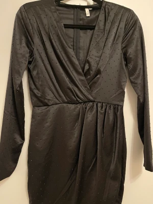 festklänning  - miniklänning från nelly har bara använt 1 gång hemma 