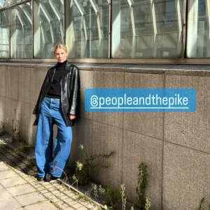 Läder jacka - Driver ett vintagekoncept på instagram där du hittar denna tröja och mycket mer!  ”People and the pike” heter jag där. Kontakta mig via DM för att köpa eller vid frågor! 